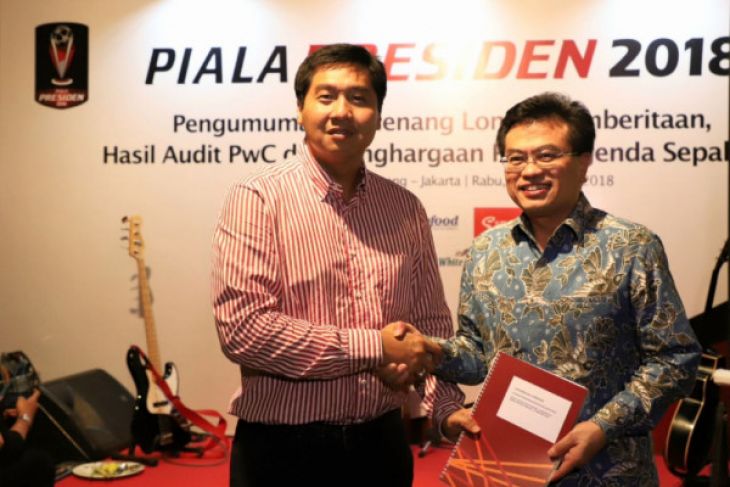 Ketua Panitia Pengarah Piala Presiden 2018, Maruarrar Sirait (kiri), bersama dengan perwakilan Price Waterhouse Coopers (PWC), Irwan Tanudireja (kanan), saat penyerahan hasil audit keuangan Piala Presiden (Foto: Istimewa)