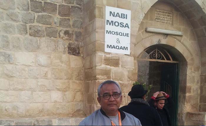 Penulis di depan Masjid sekaligus makam Nabi Musa. (foto: ferry is mirza)