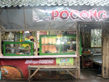 Penampakan warung pocong yang sedang viral.