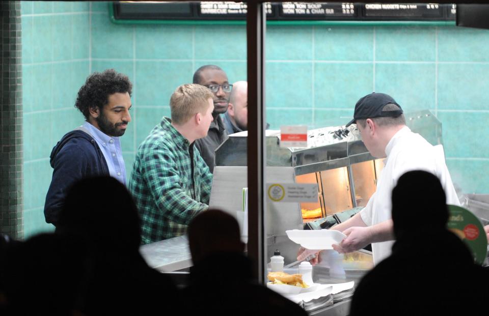 Salah, tanpa disangka terlihat mengunjungi sebuah restoran lokal untuk membeli fish and chips cake, di Liverpool pada Rabu, 21 Februari 2018, waktu setempat. (Foto: Icelebtv)