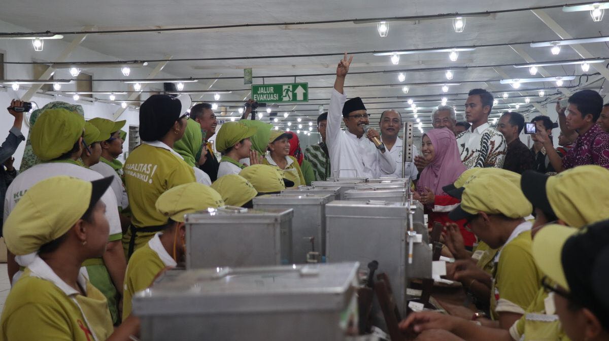 Gus Ipul ketika bertemu ribuan buruh di Unit Mitra Produksi Sigaret (MPS), KUD Sumber Makmur Ngantang, Malang, Kamis 1 Maret 2018. (Foto: Istimewa)