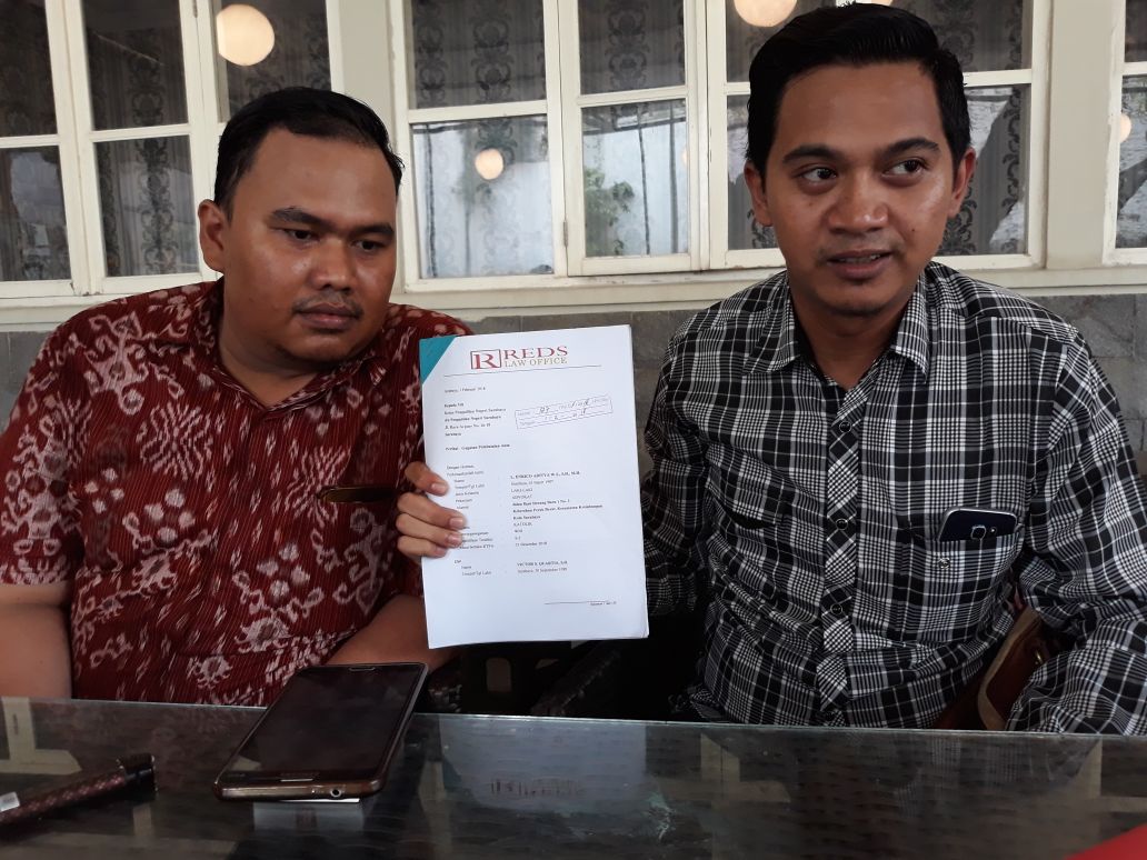 Victor S. Quartia kuasa hukum Supeno Tirto Kusumo saat menunjukan surat gugatan di PN Surabaya. 