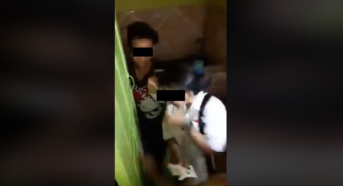 Tangkap layar video penggerebekan sepasang pelajar Lamongan yang mesum di toilet masjid. (Foto: Facebook)