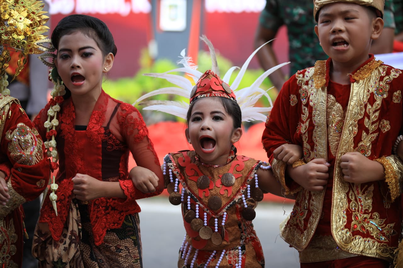Histeria para peserta pawai yang mengundang decak. Foto:Kemenpar
