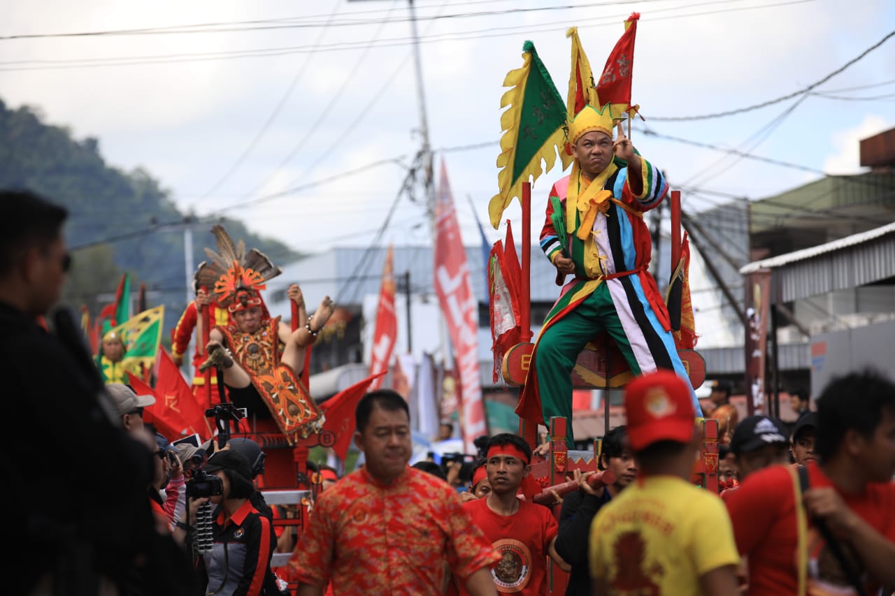 Meriah oleh riuhnya pawai. Foto:Kemenpar
