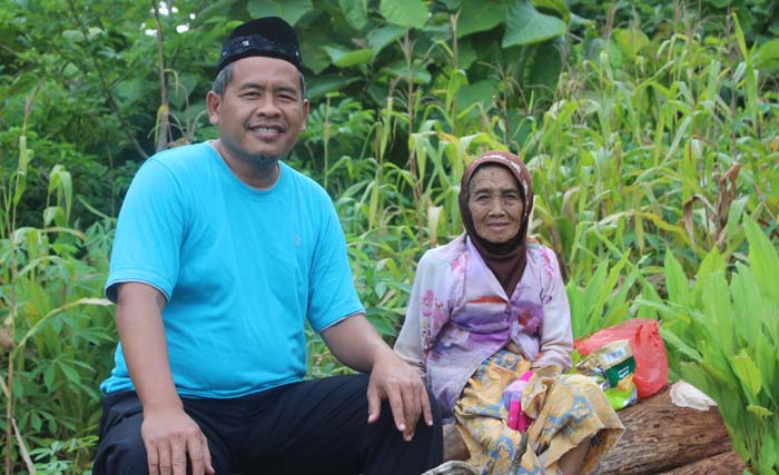 Ali Fauzi bersama ibunya, Tariyem. (foto: ngopibareng/bahari)