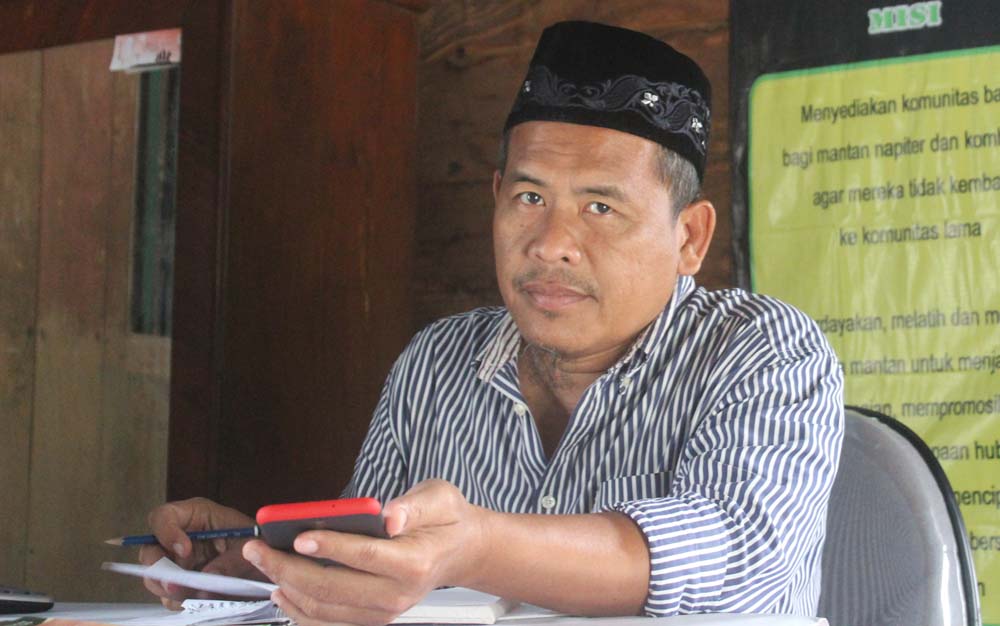 Ali Fauzi kini, di kantornya di Tenggulun, Lamongan. (foto: ngopibareng/bahari)