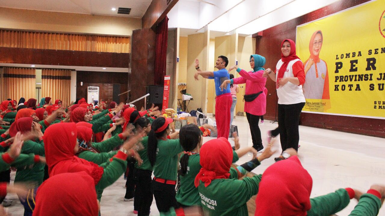 Fatma saat membuka Lomba Senam Bersama Perwosi Jatim bekerjasama dengan Perwosi Kota Surabaya, di Gedung Wanita, Kalibokor, Surabaya, Jumat 2 Maret 2018.