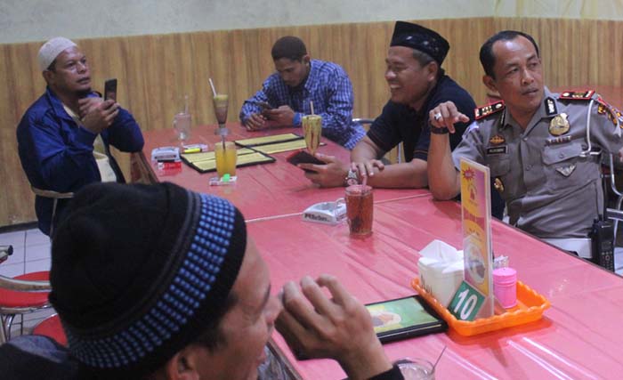 Kasatlantas Polres Ngawi AKP Rokimin duduk bersebelahan dengan Ali Fauzi, menjamu rombongan napiter. Mereka sangat akrab. (foto: ngopibareng/bahari)