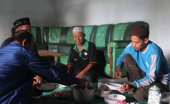 Salman (paling kanan) makan bersama  di rumah mertuanya, Mulyono (tengah), di Tegalrejo, Prambanan, Klaten, Jawa Tengah. (foto: ngopibareng/bahari)