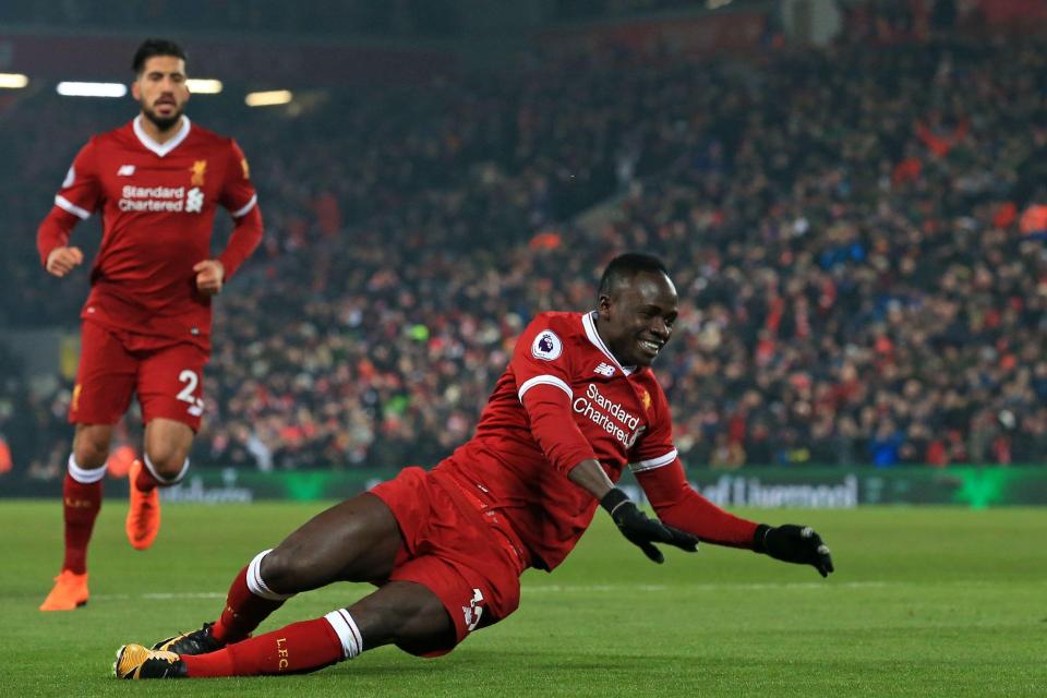 Gaya pemain Livepool Sadio Mane usai mencetak gol ke gawang Newcastle, dini hari tadi. foto:gettyimage 