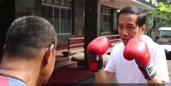 Tangkapan layar Presiden Joko Widodo berlatih tinju. (Foto; Youtube)