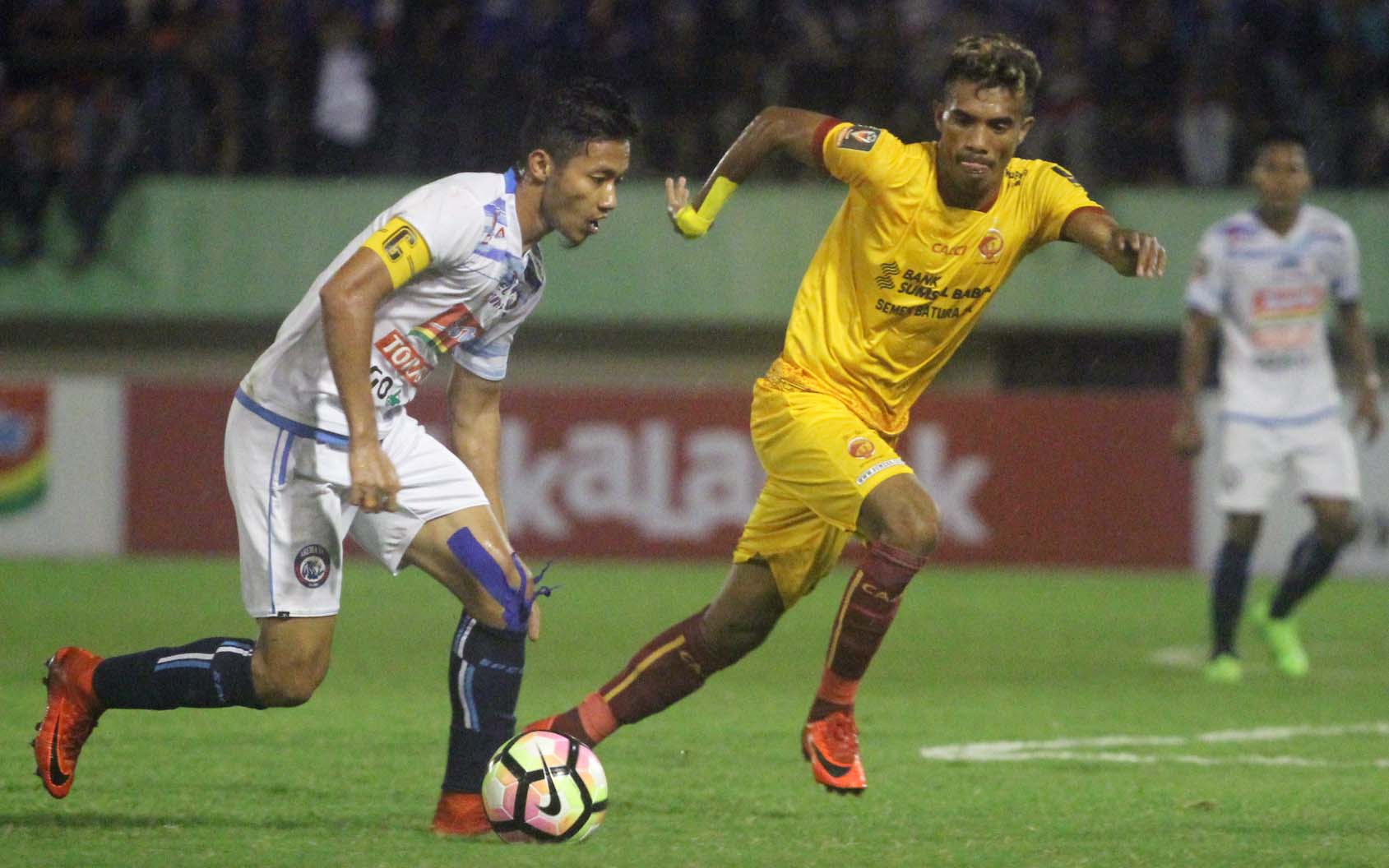 Duel Arema melawan Sriwijaya. foto;ngopibareng.id/tom