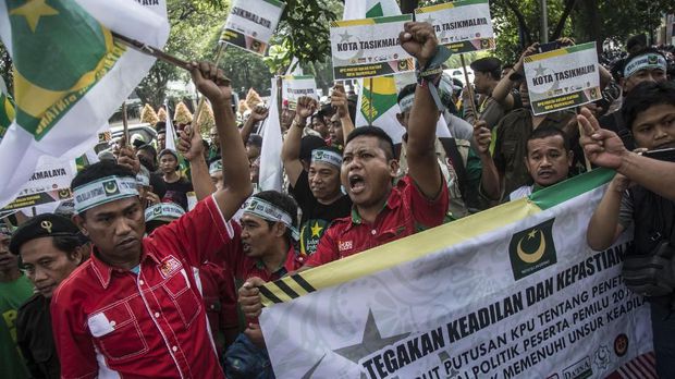 Aksi Bela Partai Bulan Bintang di depan Kantor KPU beberapa waktu lalu. (Foto: ANTARA FOTO/Aprillio Akbar)