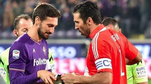 Kapten Fiorentina Davide Astori (kiri) saat bersama kiper Juventus Buffon. 