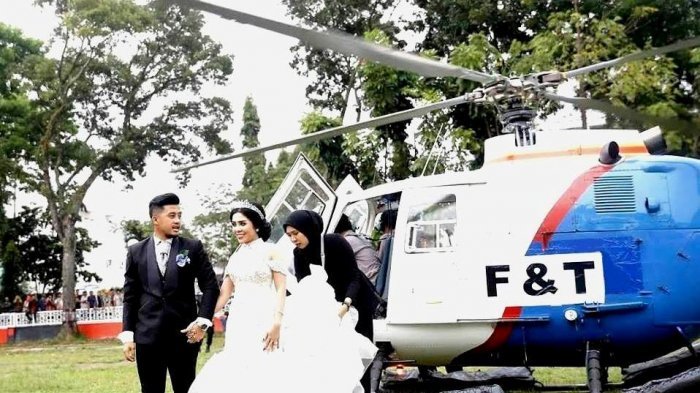 Pengantin yang menggunkan helikopter milik Polri Sumut.