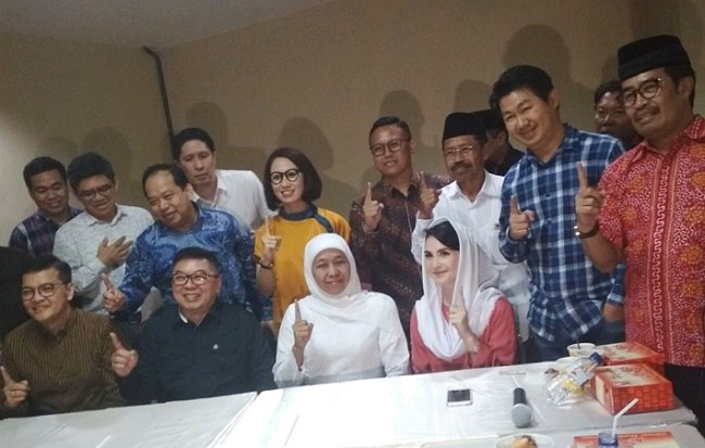 Calon Gubernur Jawa Timur nomor Urut 1, saat melakukan kunjungan ke Gereja Mawar Sharon. Khofifah dan pengurus gereja terlihat mengacungkan satu jari. (Foto: Ivid)