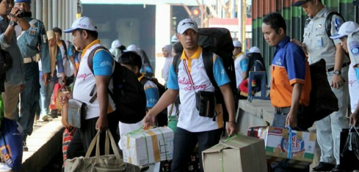 Penumpang kereta api di Stasiun Pasar Turi, Surabaya, Jawa Timur. (Foto: Antara) 