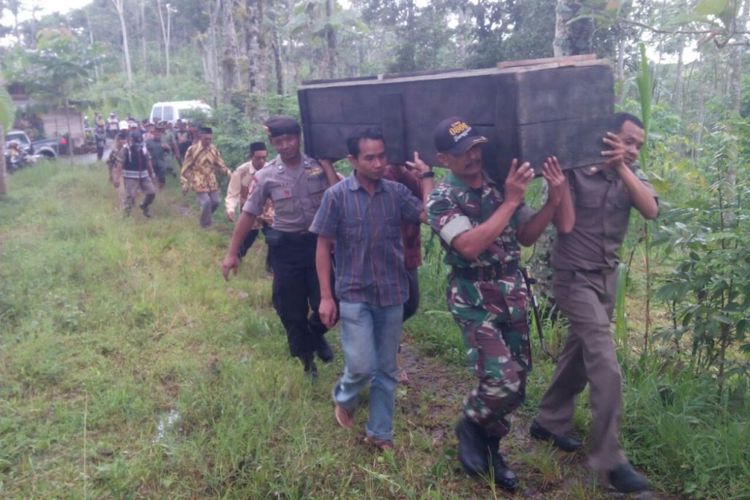 Jenazah Seorang ibu yang tewas lantaran diduga dianiaya oleh anak kandungnya sendiri dan menantunya. (Foto: Humas Polres Trenggalek)