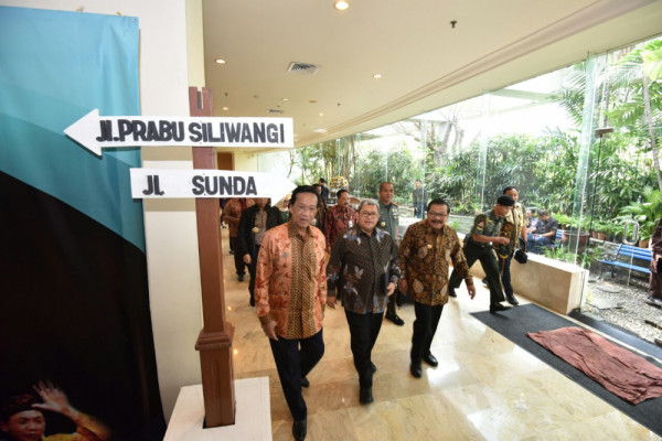 Gubernur Jawa Timur Soekarwo, Gubernur Daerah Istimewa Yogyakarta Sri Sultan HB X dan Gubernur Jawa Barat Ahmad Heryawan dalam acara rekonsiliasi budaya antara Sunda dan Jawa dengan tema "Harmoni Budaya Sunda Jawa" di Hotel Bumi Surabaya, Selasa, 6 Maret.