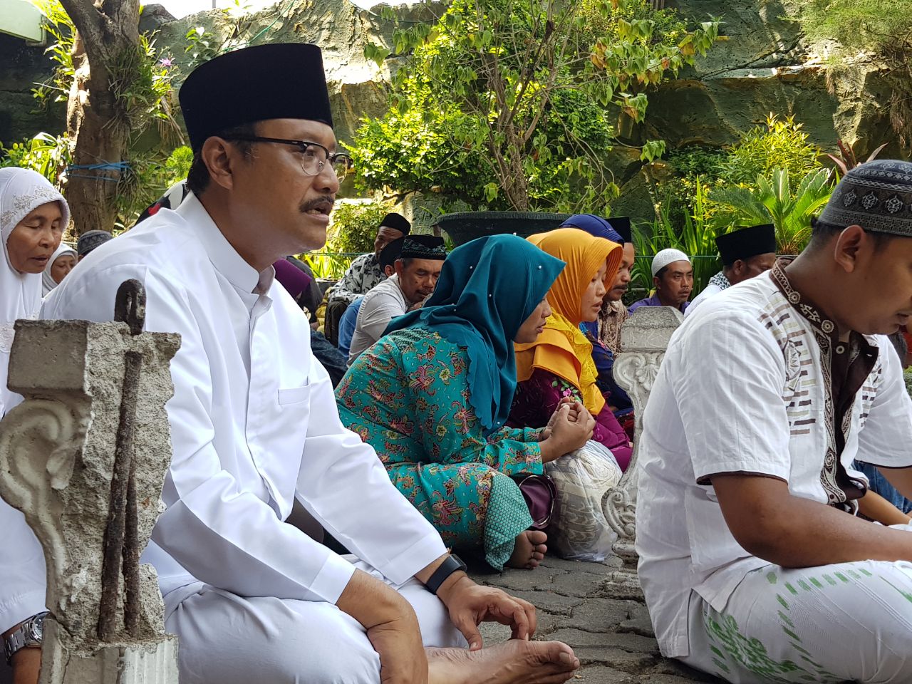 Gus ipul saat ziarah ke makam Sunan Ampel di Surabaya, Selasa 6 Maret 2018. (Foto: Istimewa)