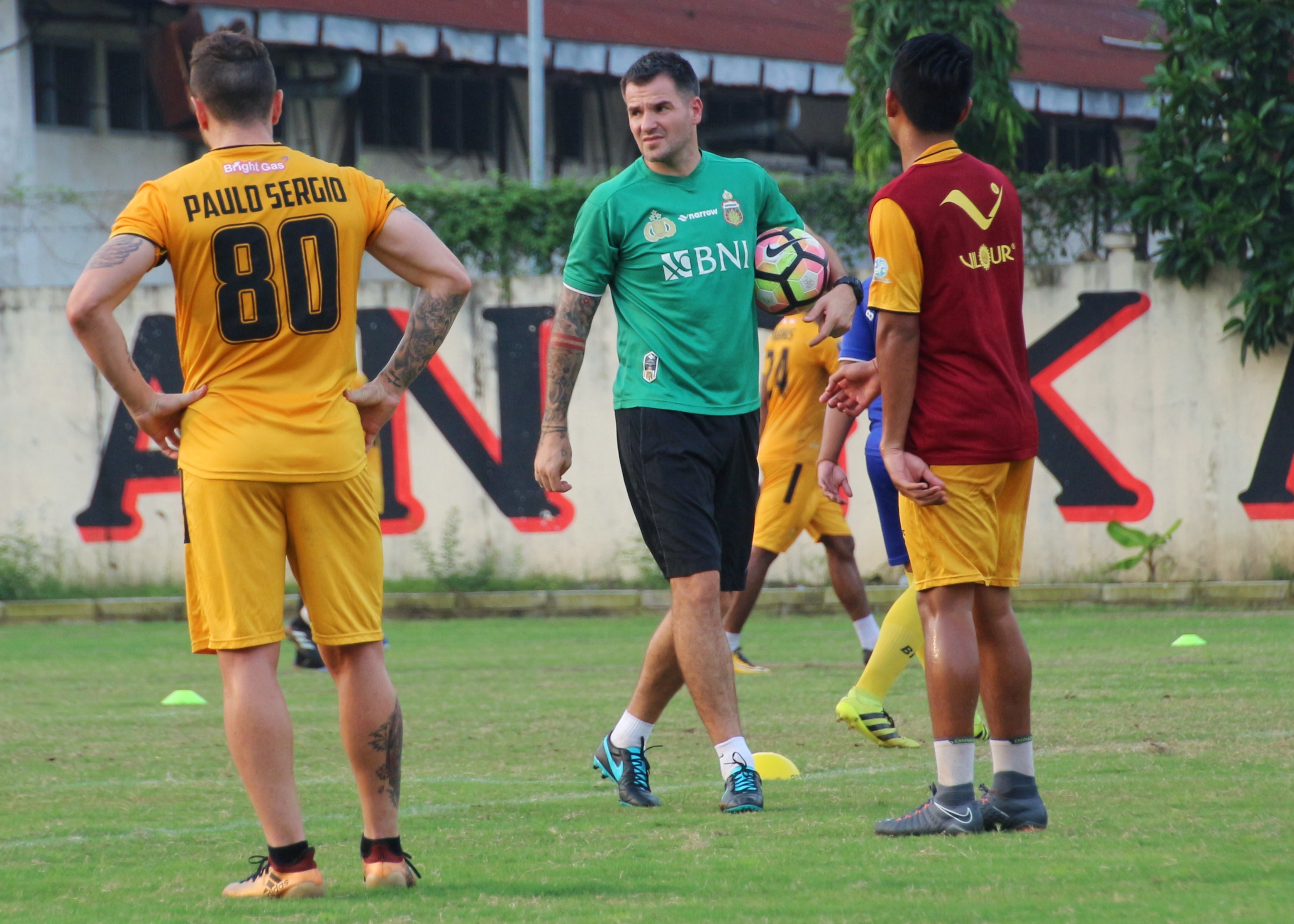 Pelatih Bhayangkara FC, Simon McMenemy saat latiahan di Lapangan Polda Jatim, Selasa 6 Maret 2018. (foto: hrs/ngopibareng)