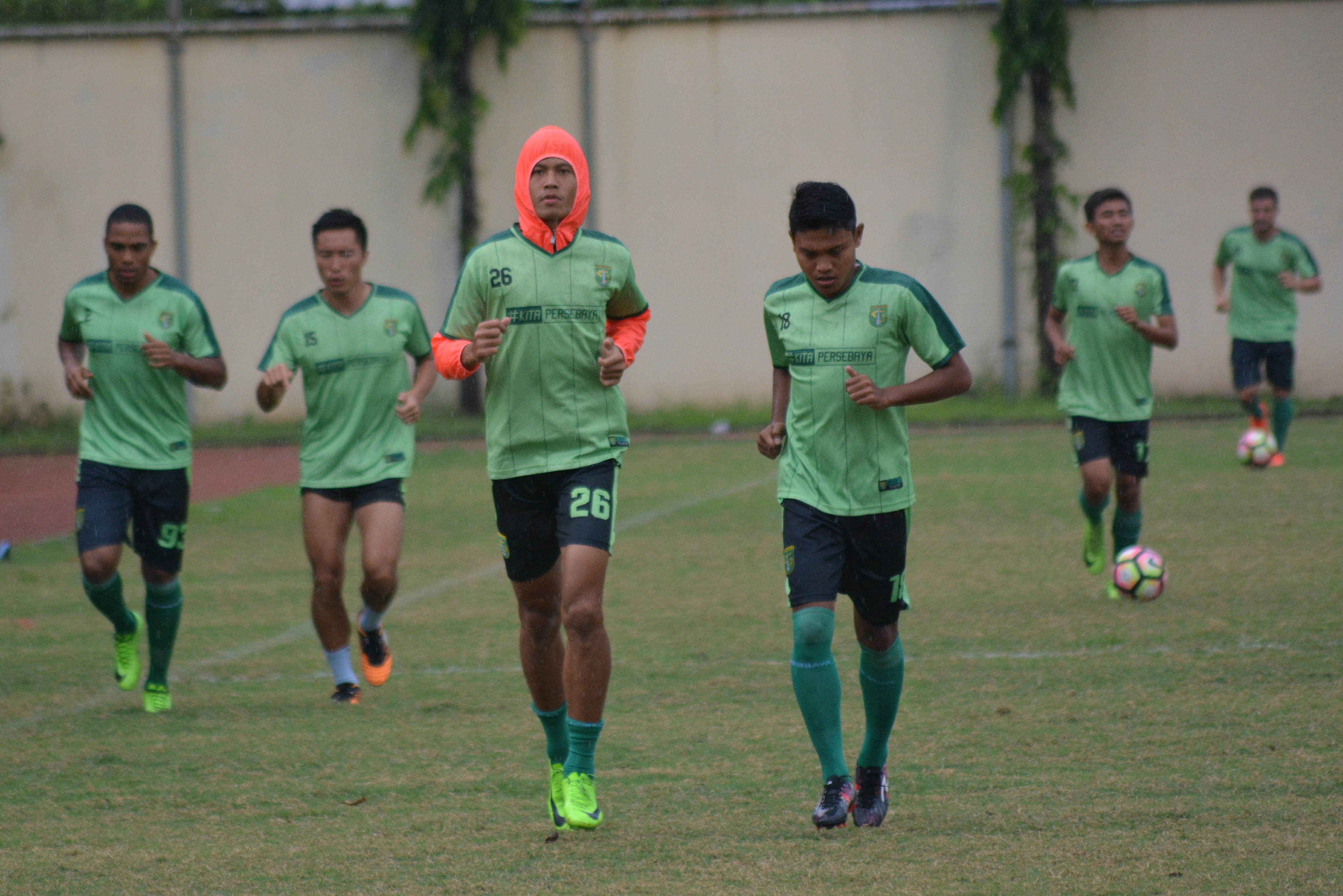 Skuad Persebaya saat menjalani latihan di Lapangan Polda Jatim. (Foto: Ngopibareng.id)