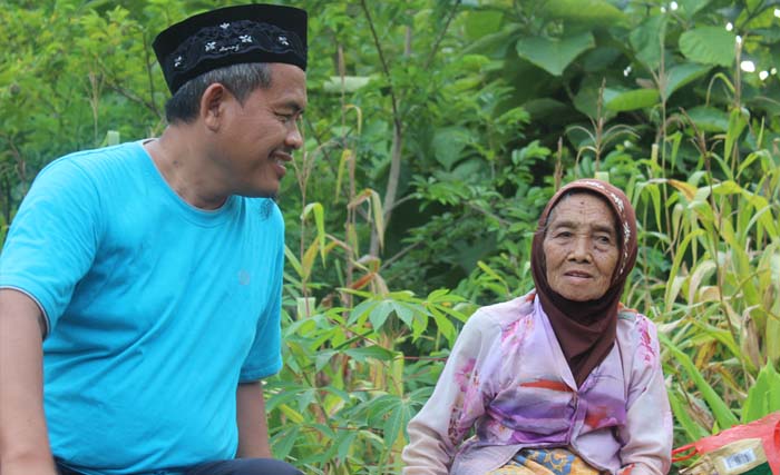 Ali Fauzi bersama ibunya, Tariyem. (foto: ngopibareng/bahari)