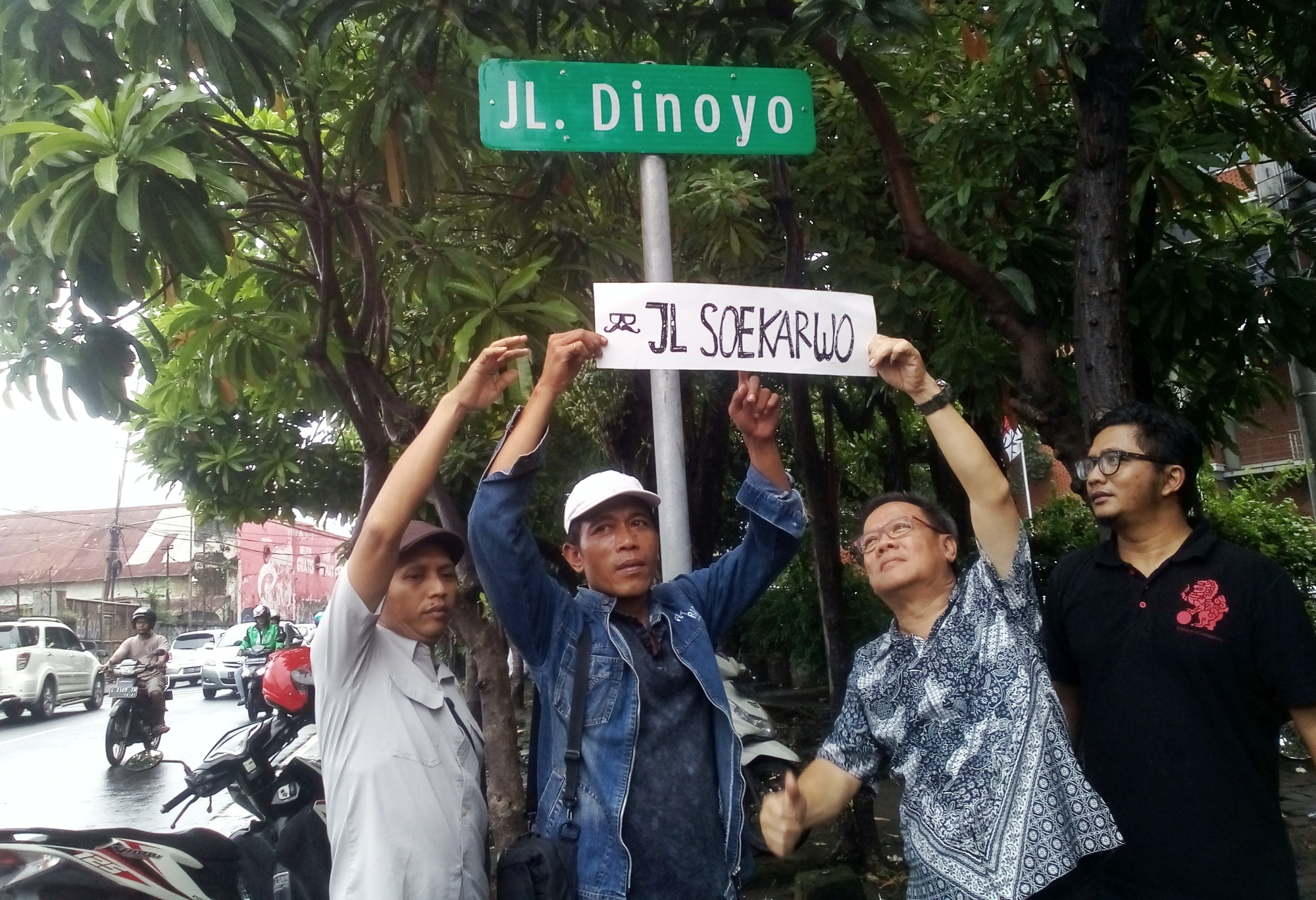 Masyarakat yang menolak penggantian nama Jalan Dinoyo menjadi Jalan Sunda, malah mengubahnya menjadi Jalan Soekarwo. (foto: hrs/ngopibareng)