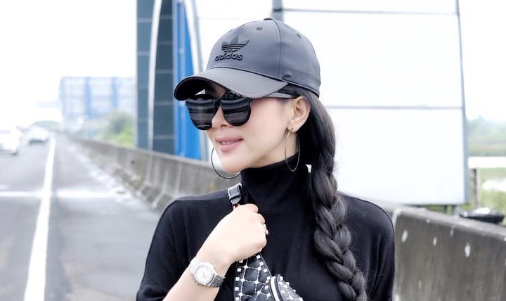 Syahrini asyik berpose di jalan tol, kawasan Juanda, Surabaya. (Foto: Instagram @princessyahrini)