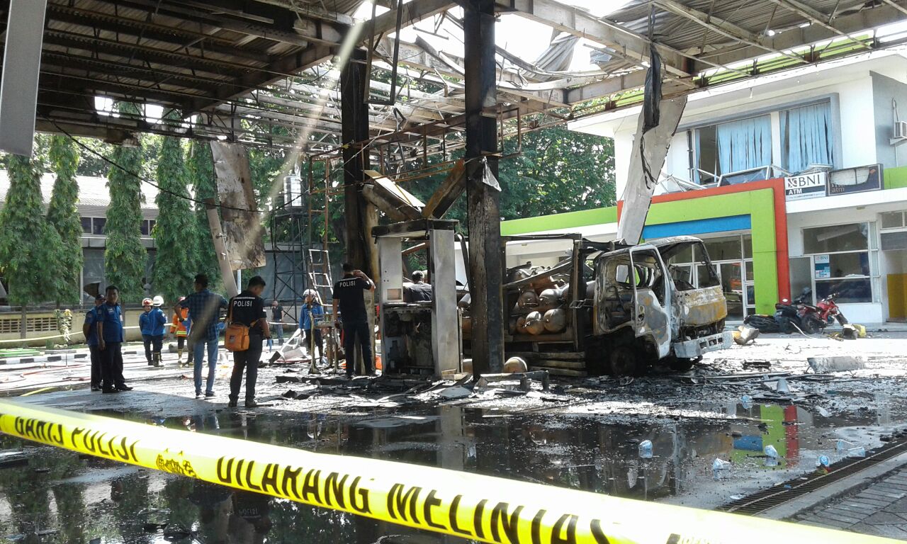 Suasana pasca ledakan di SPBU Berbek Industri. (Foto: ngopibareng,id)