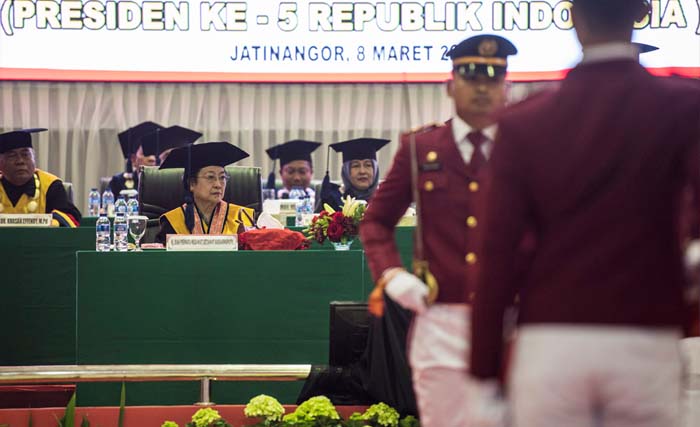 Presiden Kelima Megawati Soekarnoputri menghadiri Penganugerahan gelar Doktor Honoris Causa di kampus IPDN, Sumedang, Jawa Barat, Kamis 8 Maret 2018.  (foto: agung rajasa/antara)