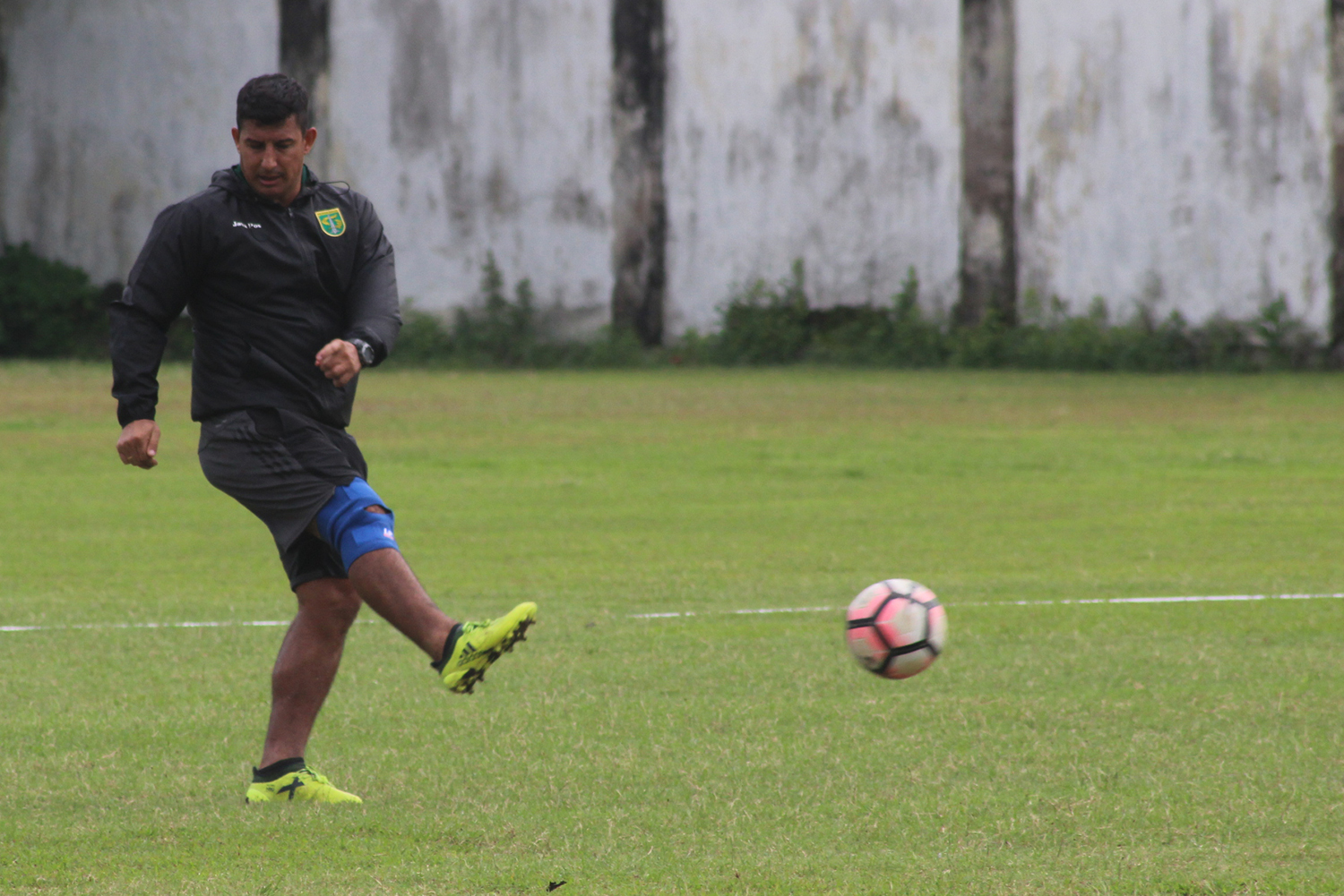 Pelatih Persebaya, Angel Alfredo Vera bakal menggelar latihan ringan setelah empat hari libur. (foto: hrs/ngopibareng)