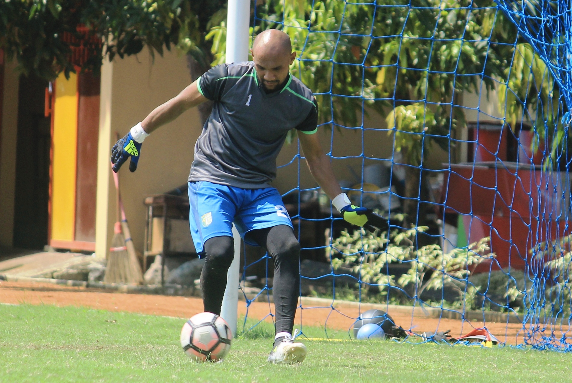 Kiper Persebaya, Alfonsius Kelvan. (foto: ngopibareng) 