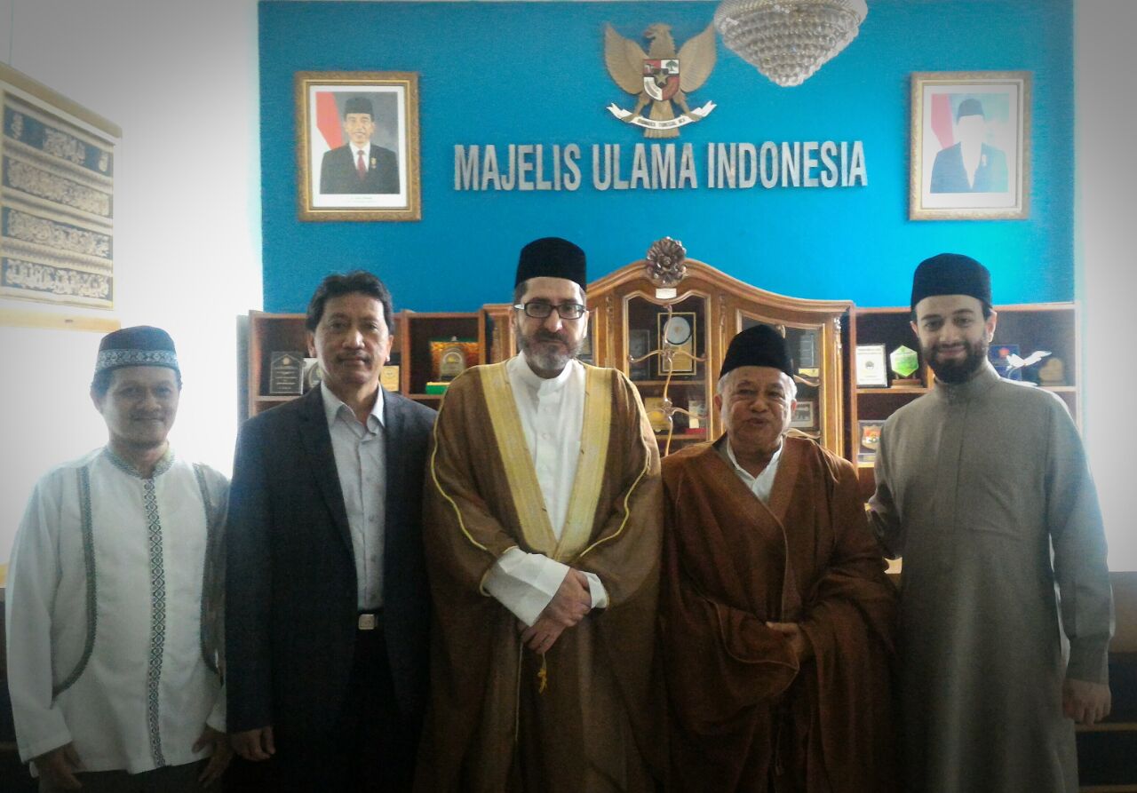 PERDAMAIAN: Syeikh al-Sawwaf, Rektor Universitas Negeri Syam, bersama, KH Muhyiddin Junaidi. (foto: ist)