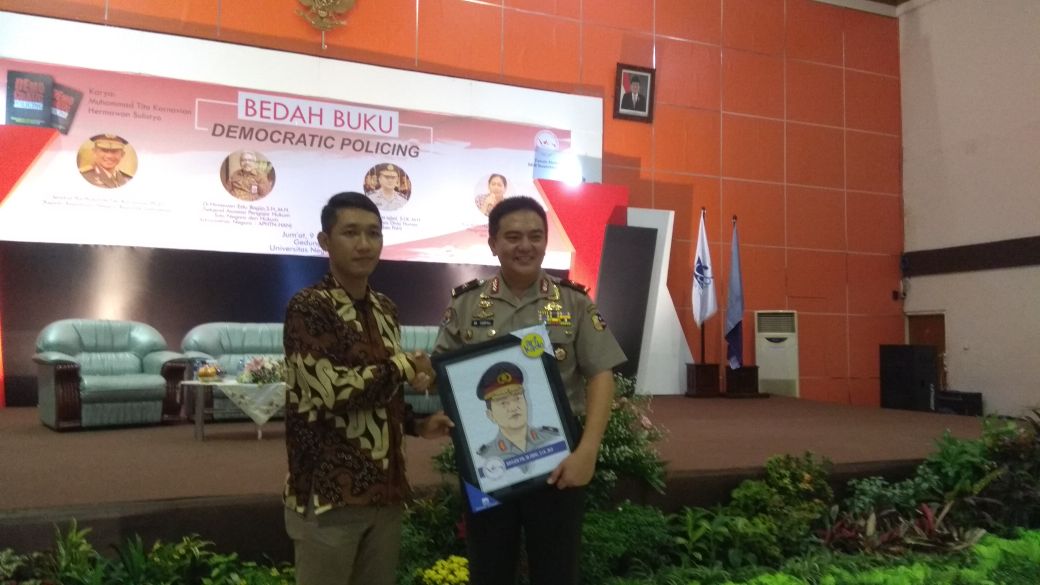 Kepala Biro Penerangan Masyarakat (Karopenmas) Divisi Humas Mabes Polri Brigjen Pol M. Iqbal saat Bedah Buku Democratic Policing di Gedung Gema Universitas Negeri Surabaya (Unesa), Ketintang, Surabaya, Jumat 9 Maret 2018. (foto: ngopibreng) 