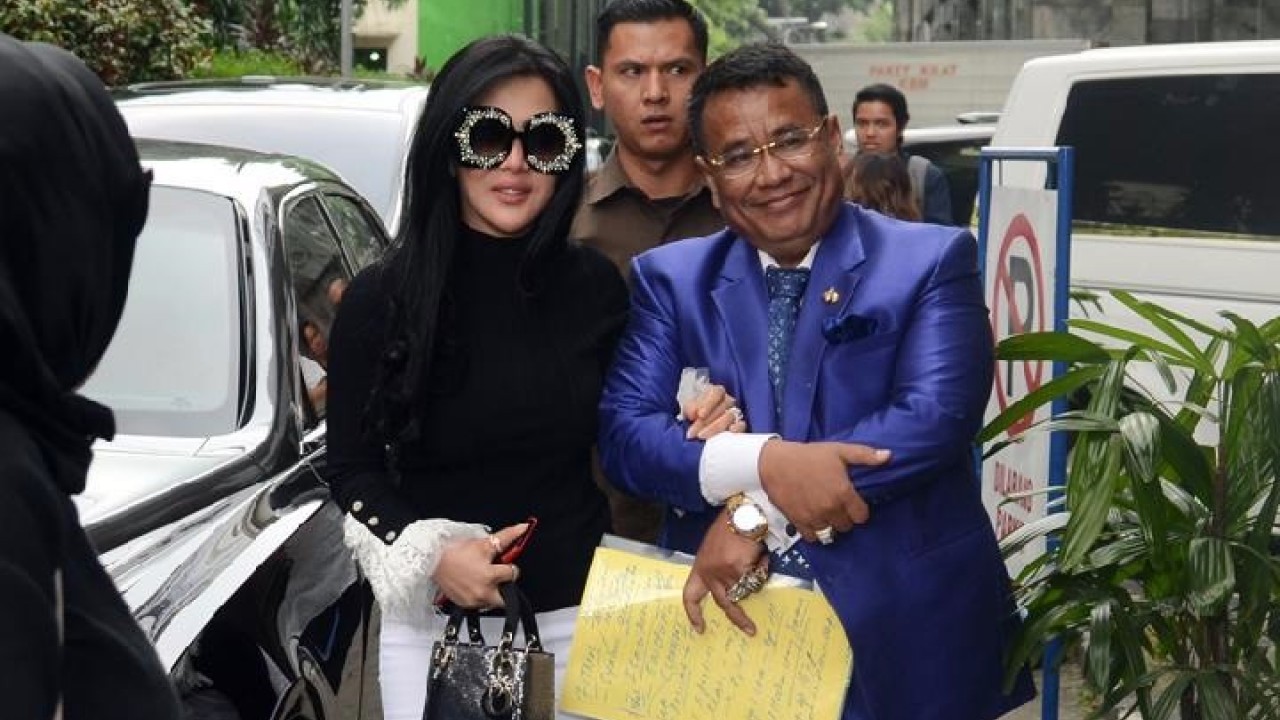 Syahrini dan kuasa hukumnya Hotman Paris Hutapea. (Foto: Breakingnews.co.id)