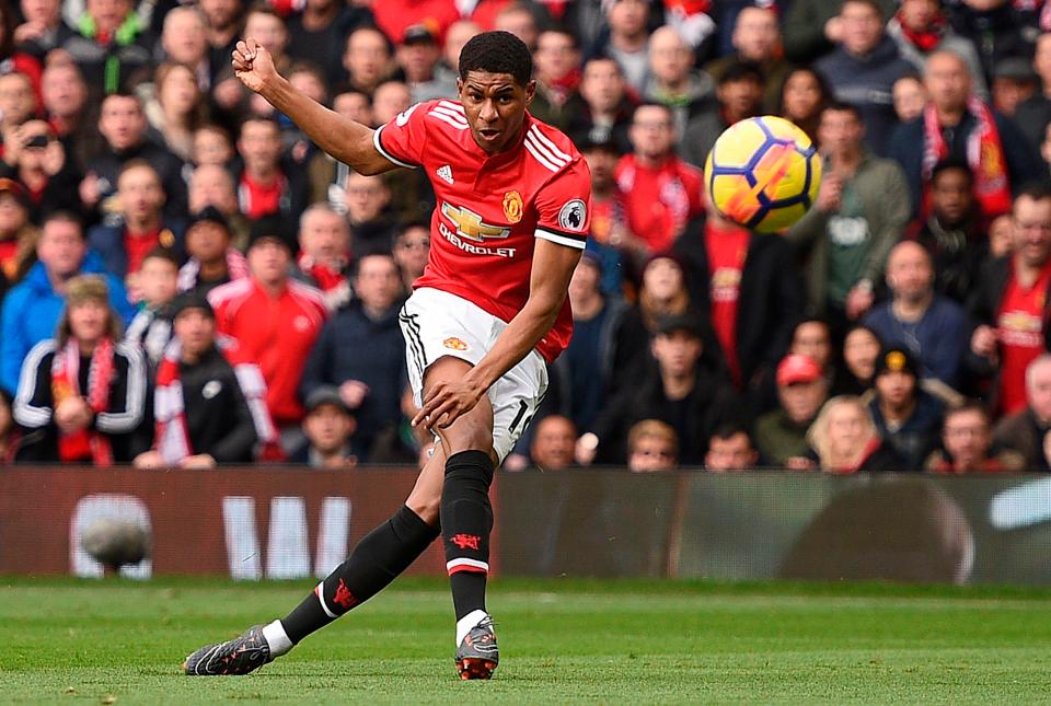 Penyerang MU Marcus Rashford memborong dua gol ke gawang Liverpool. foto:afp