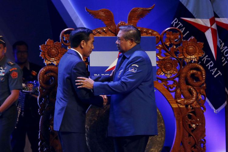 Presiden RI Joko Widodo berjabat tangan dengan Susilo Bambang Yudhoyono usai meresmikan pembukaan Rapat Pimpinan Nasional (Rapimnas) Partai Demokrat tahun 2018 di Sentul International Convention Center, Bogor, Jawa Barat, Sabtu (10/03/2018) .Partai Demokrat menggelar Rapimnas selama dua hari 10-11 Maret 2018 untuk membahas strategi Pemilu 2018 serta Pemilu Legislatif dan Pilpres 2019.(Foto: KOMPAS.com / ANDREAS LUKAS ALTOBELI)