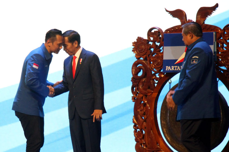 Presiden Joko Widodo, Ketua Umum Partai Demokrat Susilo Bambang Yudhoyono dan Agus Harimurti Yudhoyono, di Rapimnas Partai Demokrat di Sentul Internasional Convention Centre Jawa Barat, SAbtu, 10 Maret 2018. (Foto: Politiktoday.com)