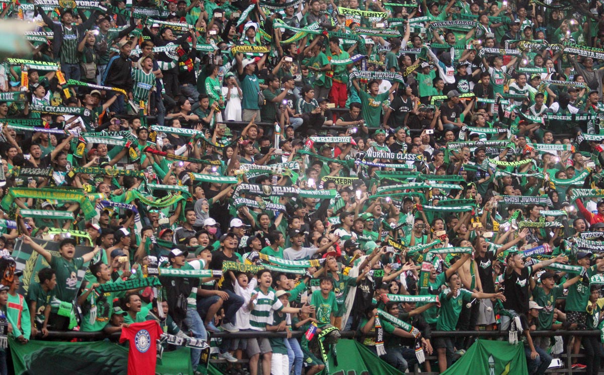 Bonek saat memberikan dukungan kepada Persebaya di Stadion Gelora Bung Tomo. foto;ngopibareng.id/tom