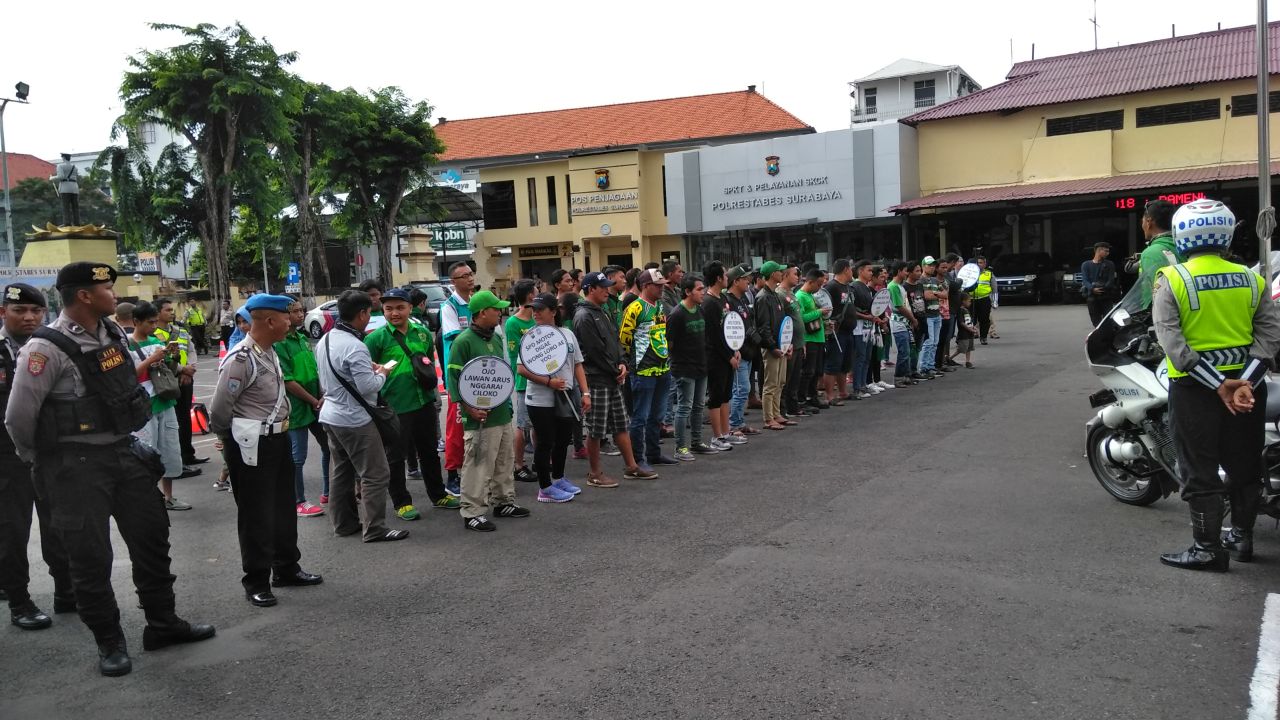 Bonek ikuti acara Safety Riding bersama Kapolrestabes Surabaya. (foto: istimewa)