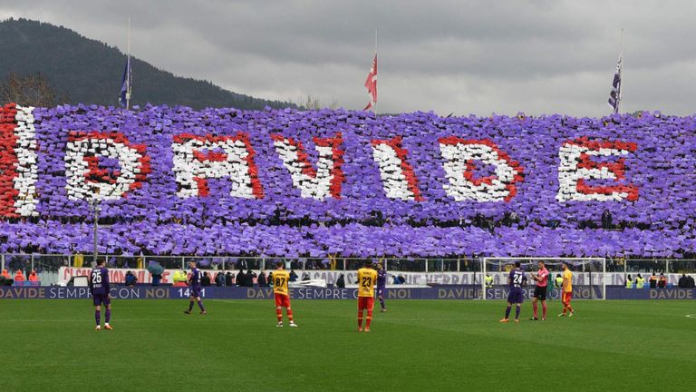 Sebelum pertandingan Fiorentina vs Benevento kenang mendiang kapten Davide Astori di Stadion Artemio Franchi, Firenze, Minggu 11 Maret 2018. (foto: Sky Sport