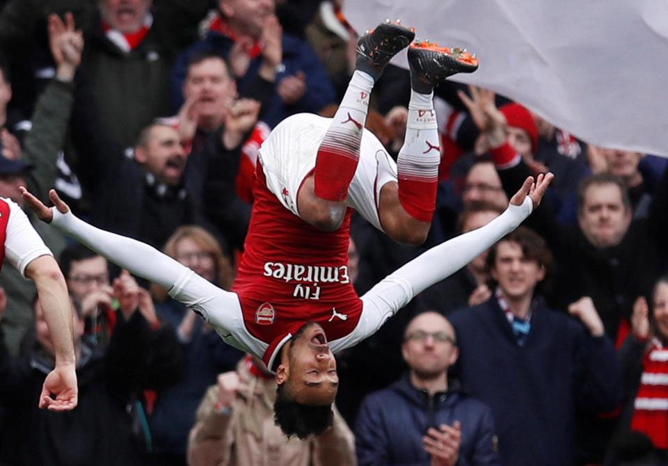 Selebrasi pemain Arsenal Pierre-Emerick Aubameyang usai mencetak gol ke gawang Watford. foto;afp 