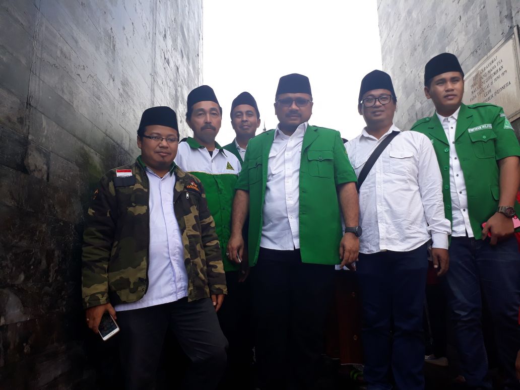 ZIARAH: Ketua Umum Generasi Muda Ansor usai ziarah ke makam Bung Karno di Blitar. Tampak Yaqut Cholil Qomas (Ketua) dan Adung Abdurrahman (Sekjen). (foto: ist)