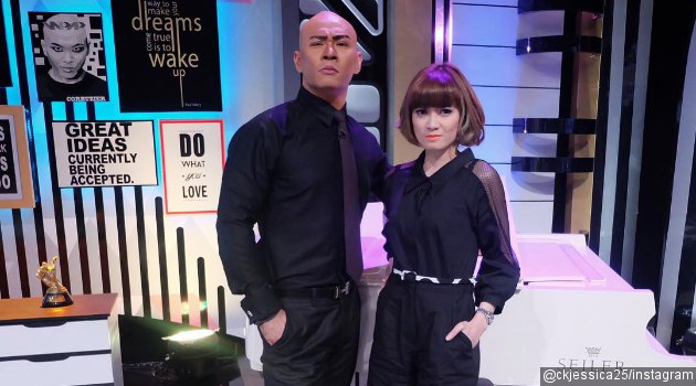 Chika Jessica bersama Deddy Corbuzier ketika memandu acara Hitam Putih.