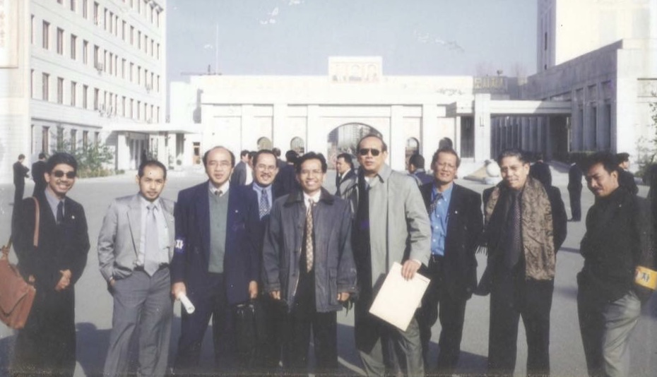 Penulis (dua dari kiri) bersama para jurnalis senior saat meliput kunjungan Presiden Megawati Soekarnoputri di Pyongyang, Korea Utara, 2001.