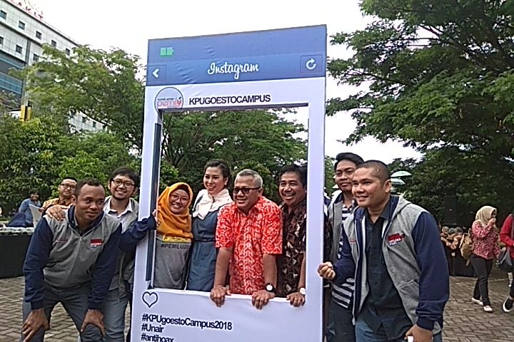 Ketua KPU Indonesia, Arief Budiman saat melakukan sosialisasi di Universitas Airlangga, Senin 12 Maret 2018. (foto: ngopibareng)