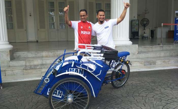 Gubernur DKI Jakarta Anies Baswedan dan Hanafi Rais yang menunjukkan becak listrik di Balai Kota hari Minggu 11 Maret kemarin. (foto: antara)