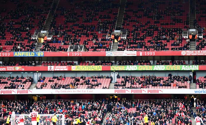 Banyak kursi kosong di Emirates Stadium ketika  Arsenal mengalahkan Watford 3-0 hari Minggu 11 Maret 2018. Mereka kecewa pada kekalahan beruntun Arsenal. (foto: afp)